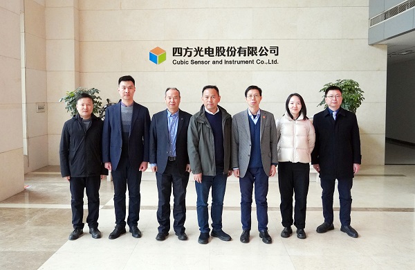 中國汽車技術(shù)研究中心資深首席專家方茂東、李孟良一行蒞臨四方光電參觀交流